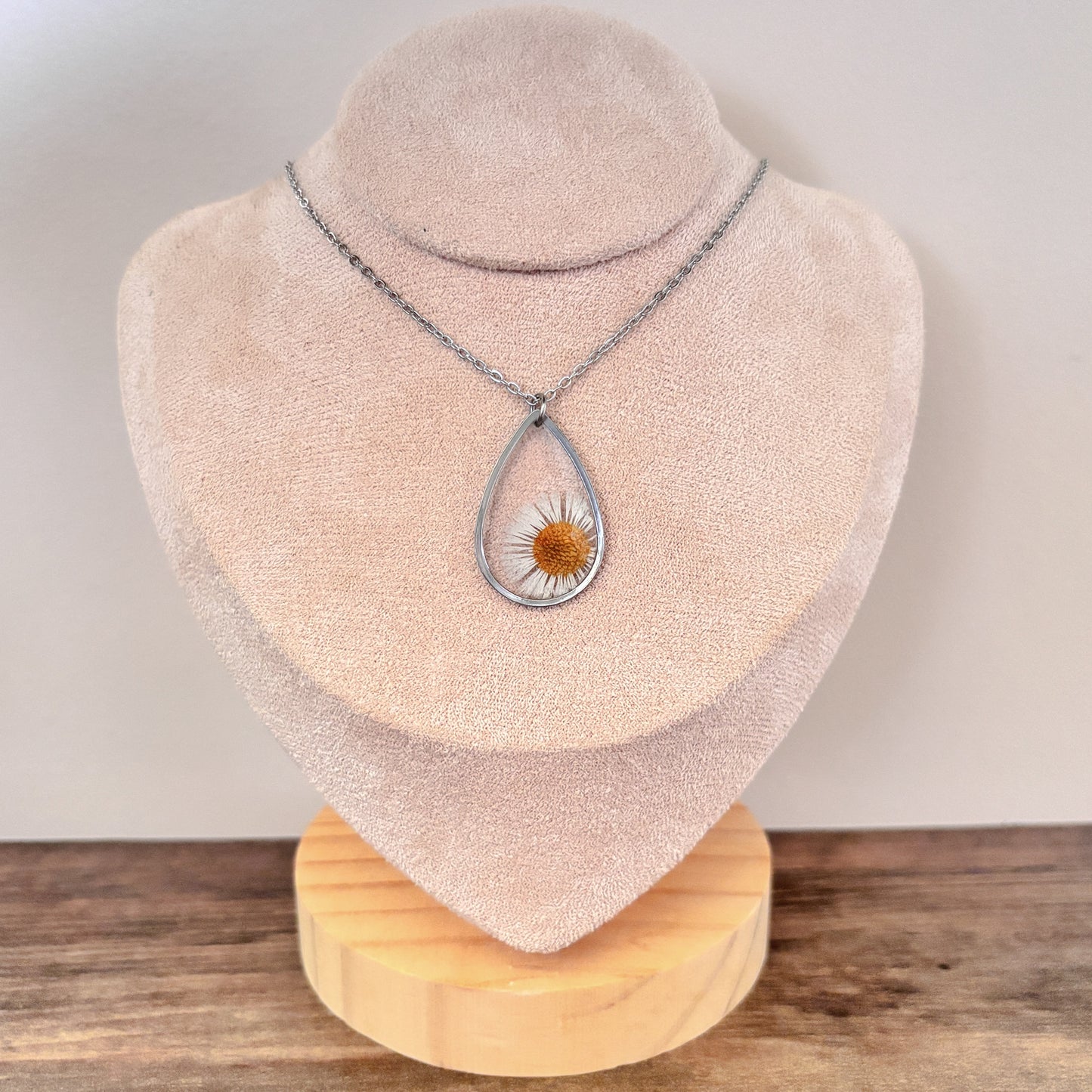 Teardrop Daisy Necklace