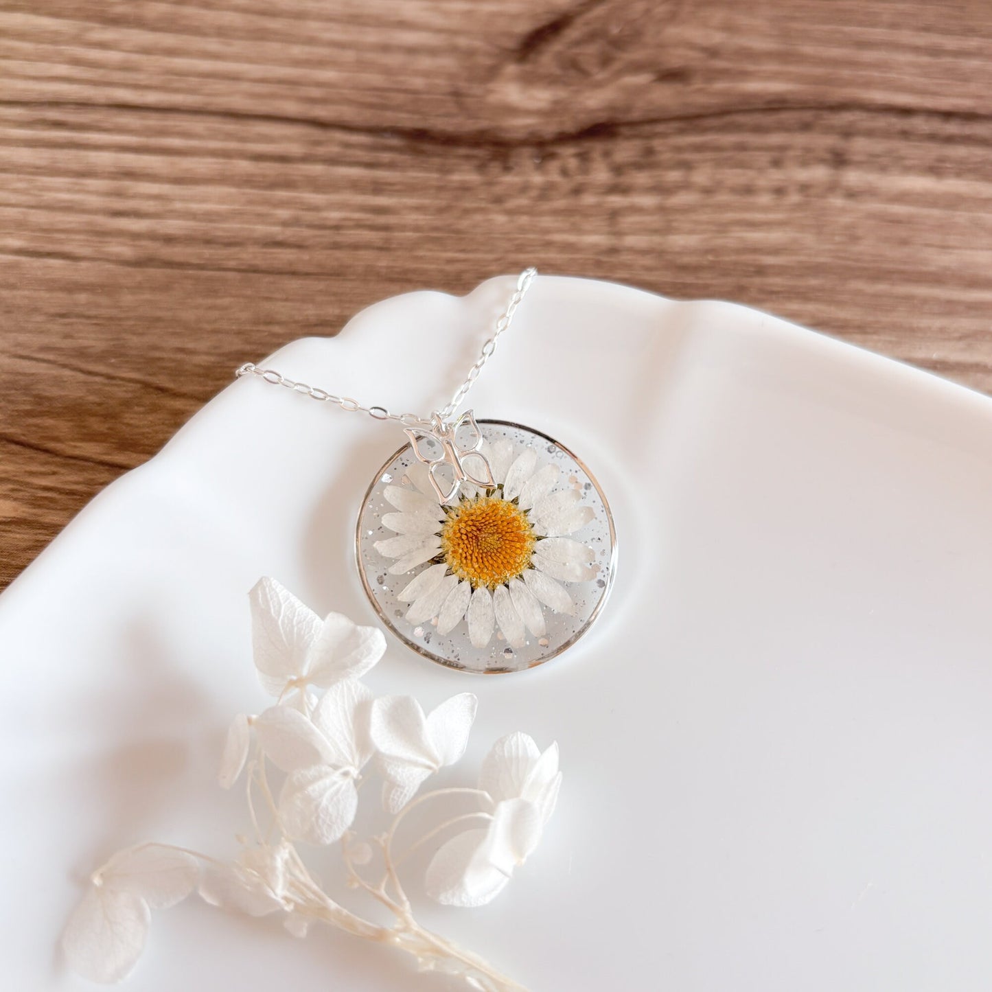 Large Daisy Necklace